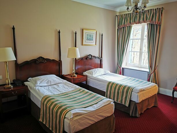 Imagen de la habitación del Hotel Dw&oacute;r Sierak&oacute;w. Foto 14