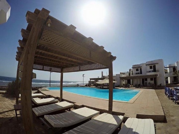 Imagen de la piscina del Hotel Dyarna Dahab. Foto 17