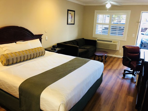 Imagen de la habitación del Hotel Dynasty Suites Riverside. Foto 5