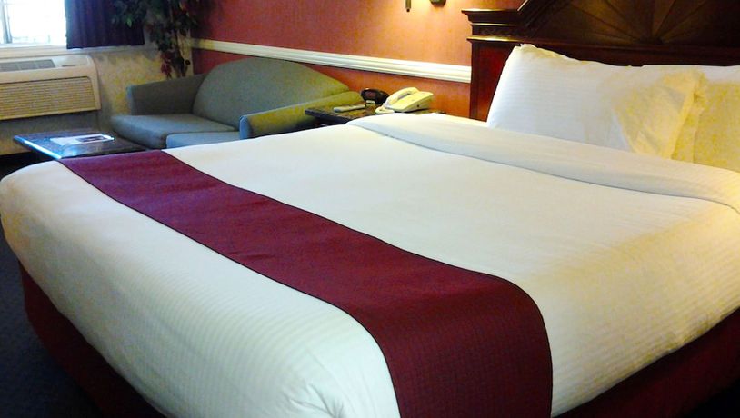 Imagen de la habitación del Hotel Dynasty Suites Riverside. Foto 13
