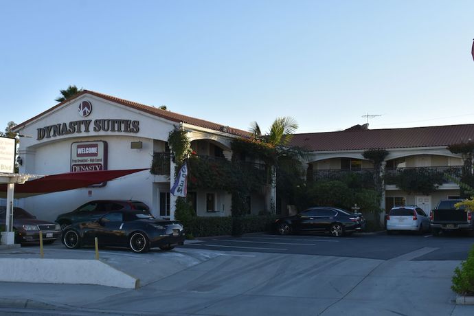 Imagen general del Hotel Dynasty Suites Santa Fe Springs. Foto 2