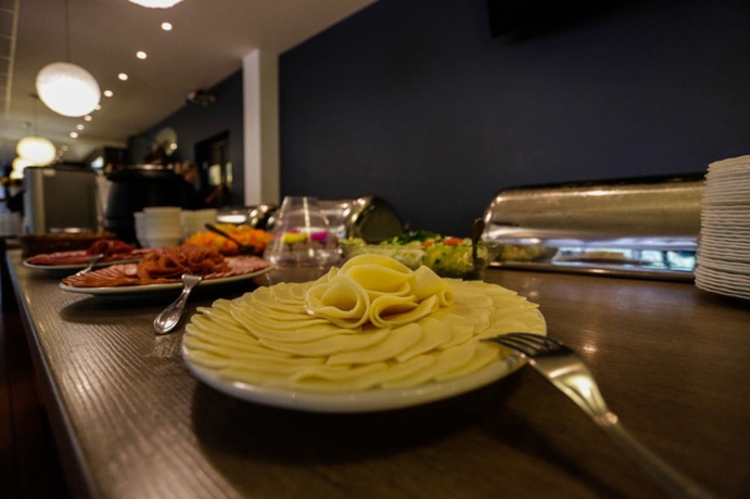 Imagen del bar/restaurante del Hotel Dzingel. Foto 2