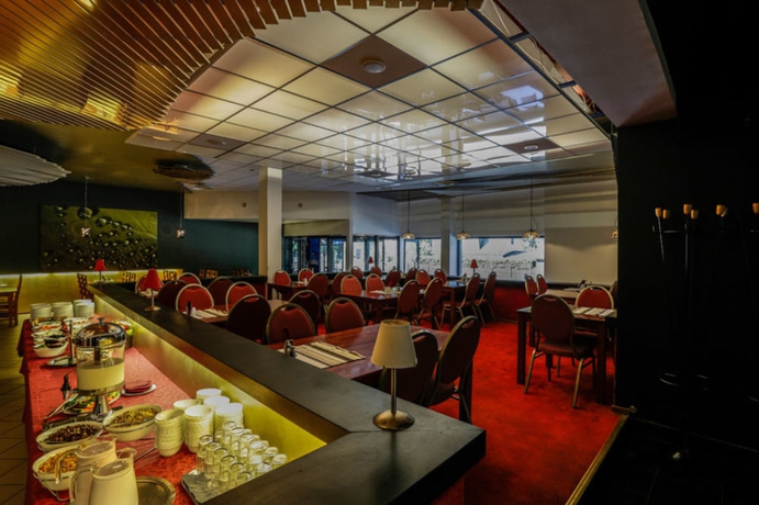 Imagen del bar/restaurante del Hotel Dzingel. Foto 3