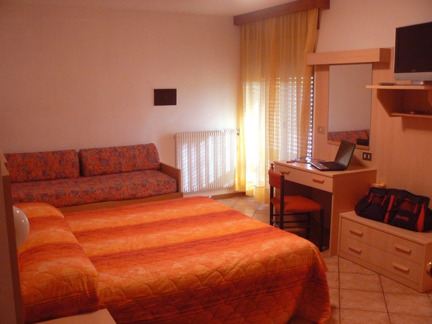 Imagen de la habitación del Hotel E Appartamenti Al Larice. Foto 5