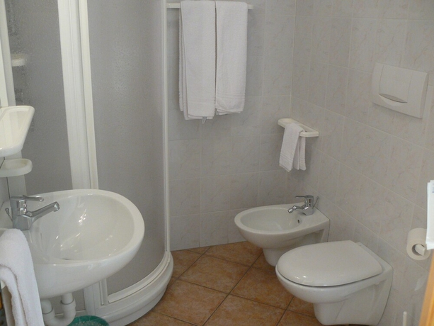 Imagen de la habitación del Hotel E Appartamenti Al Larice. Foto 8