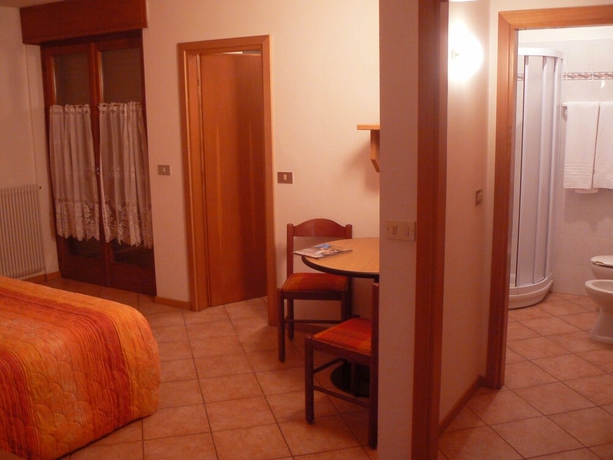 Imagen de la habitación del Hotel E Appartamenti Al Larice. Foto 9