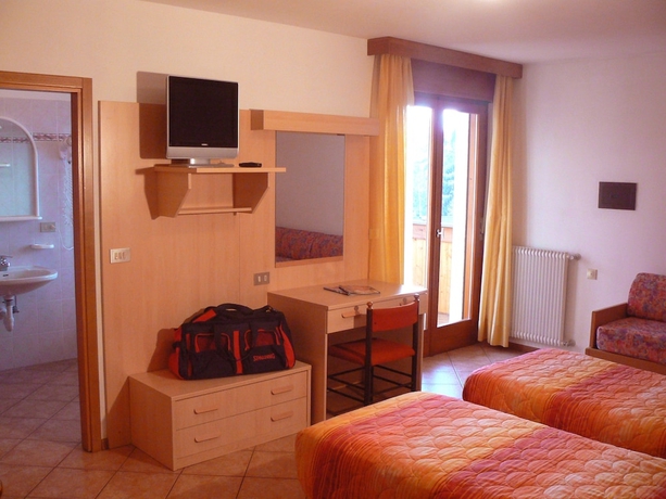 Imagen de la habitación del Hotel E Appartamenti Al Larice. Foto 11