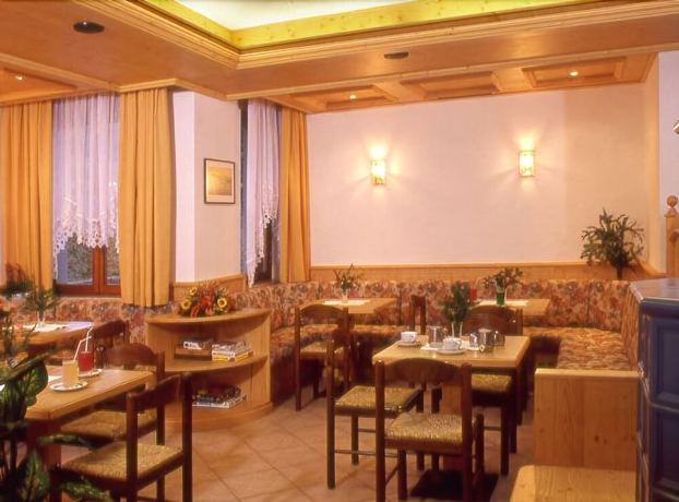 Imagen del bar/restaurante del Hotel E Appartamenti Al Larice. Foto 2