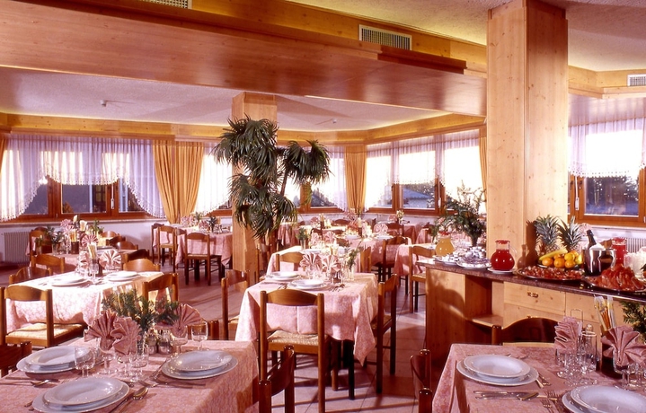 Imagen del bar/restaurante del Hotel E Appartamenti Al Larice. Foto 3