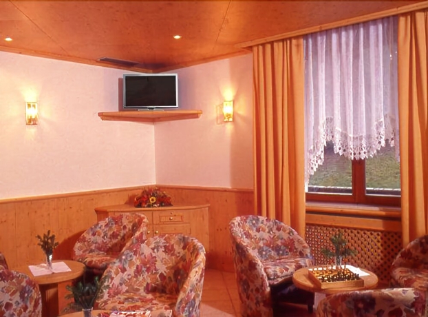 Imagen del bar/restaurante del Hotel E Appartamenti Al Larice. Foto 4