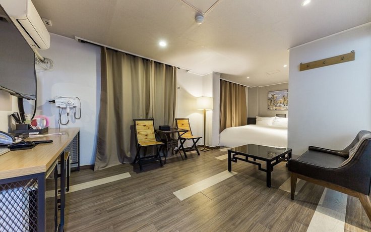 Imagen de la habitación del Hotel E Plus Hotel. Foto 3