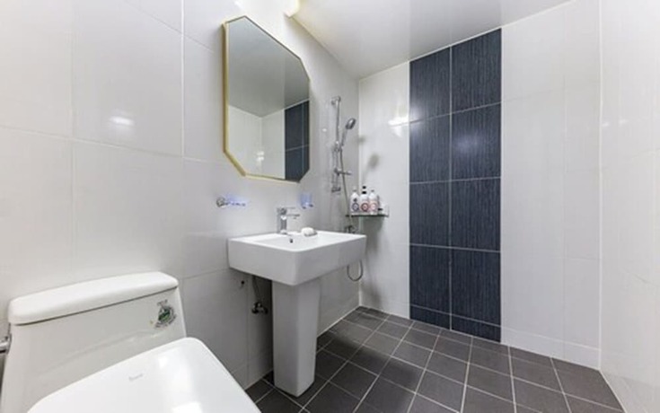 Imagen de la habitación del Hotel E Plus Hotel. Foto 6