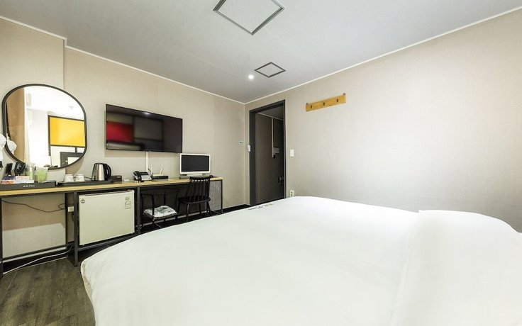 Imagen de la habitación del Hotel E Plus Hotel. Foto 7