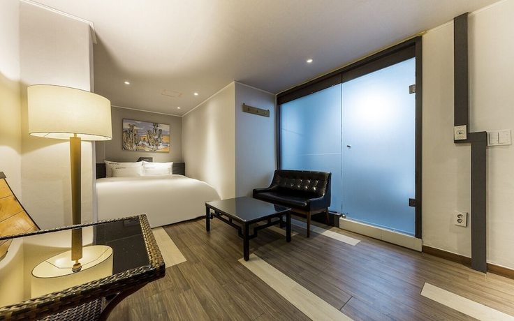 Imagen de la habitación del Hotel E Plus Hotel. Foto 8