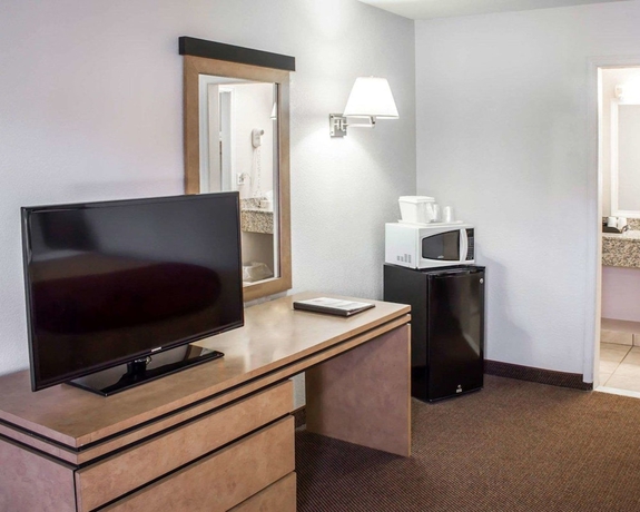 Imagen de la habitación del Hotel ECONO LODGE COLONIE CENTER MALL. Foto 2