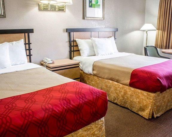 Imagen de la habitación del Hotel ECONO LODGE COLONIE CENTER MALL. Foto 4