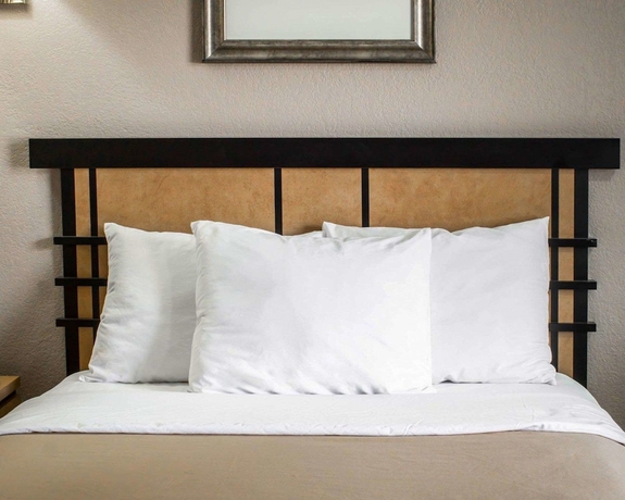 Imagen de la habitación del Hotel ECONO LODGE COLONIE CENTER MALL. Foto 5