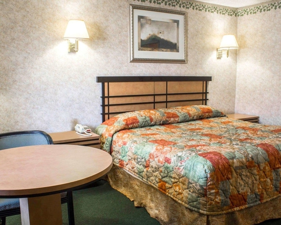 Imagen de la habitación del Hotel ECONO LODGE COLONIE CENTER MALL. Foto 13