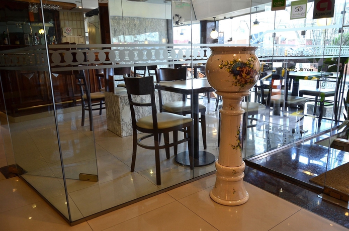 Imagen del bar/restaurante del Hotel ECUADOR HOTEL. Foto 4