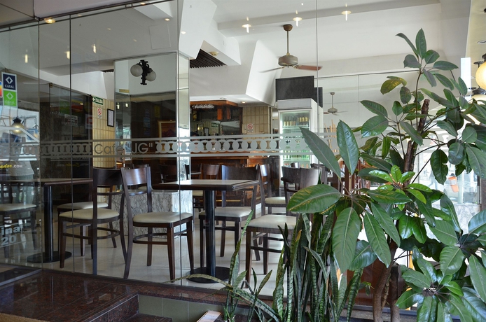 Imagen del bar/restaurante del Hotel ECUADOR HOTEL. Foto 9