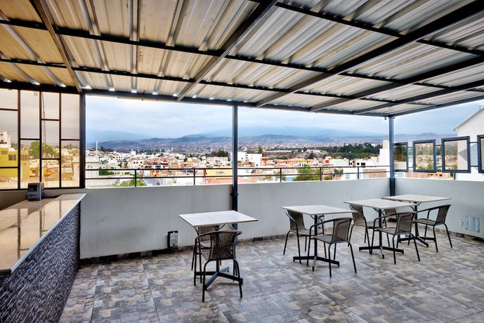 Imagen de los exteriores del Hotel EIRL. Foto 8