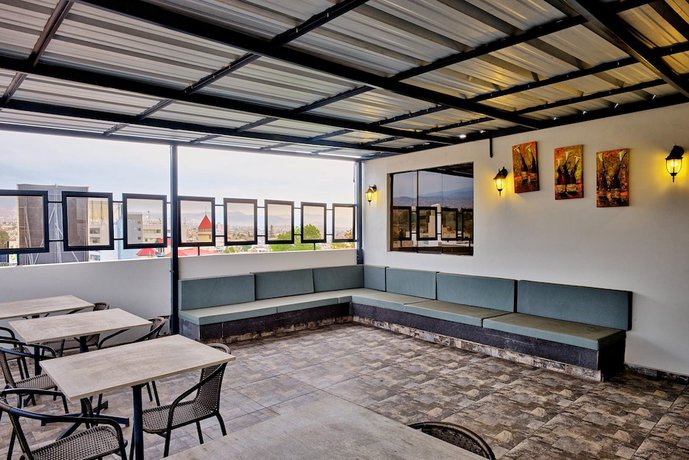 Imagen de los exteriores del Hotel EIRL. Foto 9