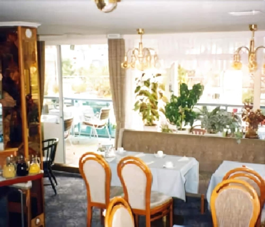 Imagen del bar/restaurante del Hotel EKAZENT SCH&Ouml;NBRUNN. Foto 4