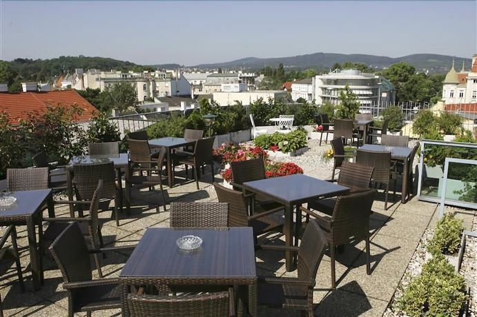 Imagen del bar/restaurante del Hotel EKAZENT SCH&Ouml;NBRUNN. Foto 8