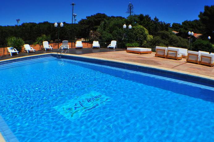 Imagen de la piscina del Hotel EL TENNIS PINAMAR RESORT. Foto 16