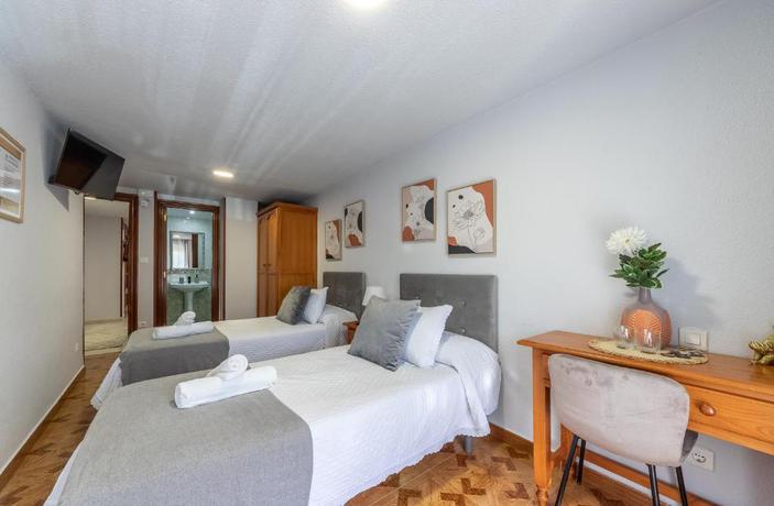Imagen de la habitación del Hotel EMAROOMS Laredo. Foto 4