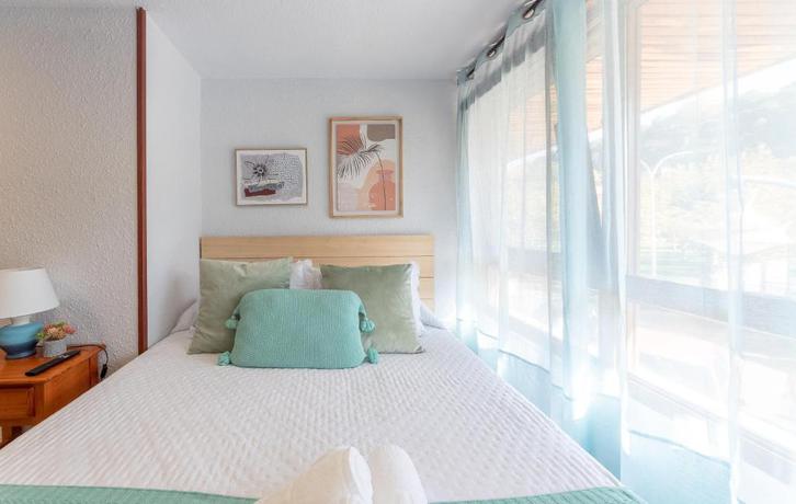 Imagen de la habitación del Hotel EMAROOMS Laredo. Foto 5