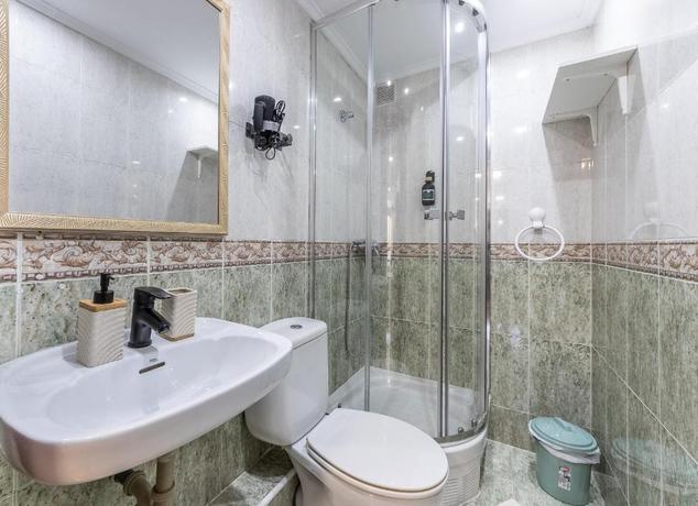 Imagen de la habitación del Hotel EMAROOMS Laredo. Foto 6