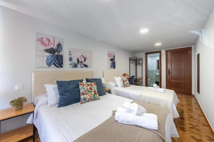 Imagen de la habitación del Hotel EMAROOMS Laredo. Foto 7