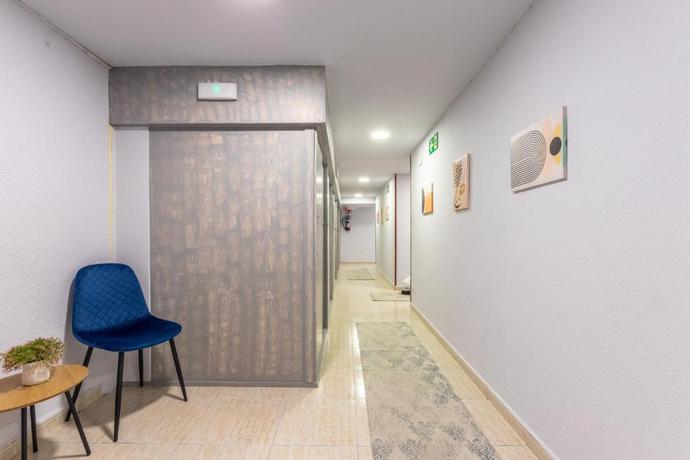 Imagen de los interiores del Hotel EMAROOMS Laredo. Foto 10