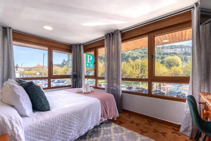 Imagen de la habitación del Hotel EMAROOMS Laredo. Foto 8
