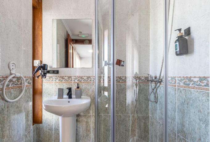 Imagen de la habitación del Hotel EMAROOMS Laredo. Foto 9