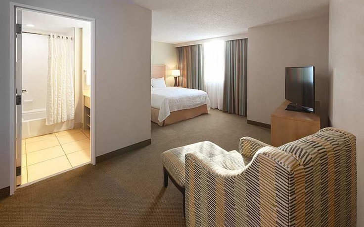 Imagen de la habitación del Hotel EMBASSY SUITES AIRPORT. Foto 6