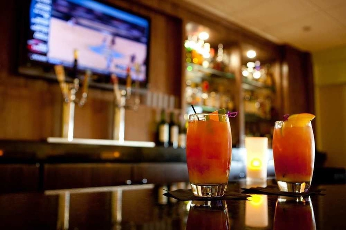 Imagen del bar/restaurante del Hotel EMBASSY SUITES AIRPORT. Foto 3