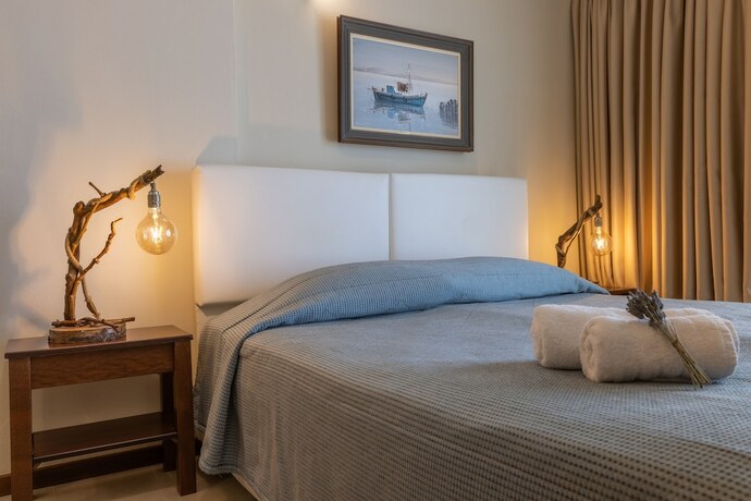 Imagen de la habitación del Hotel ENALIO Suites. Foto 11