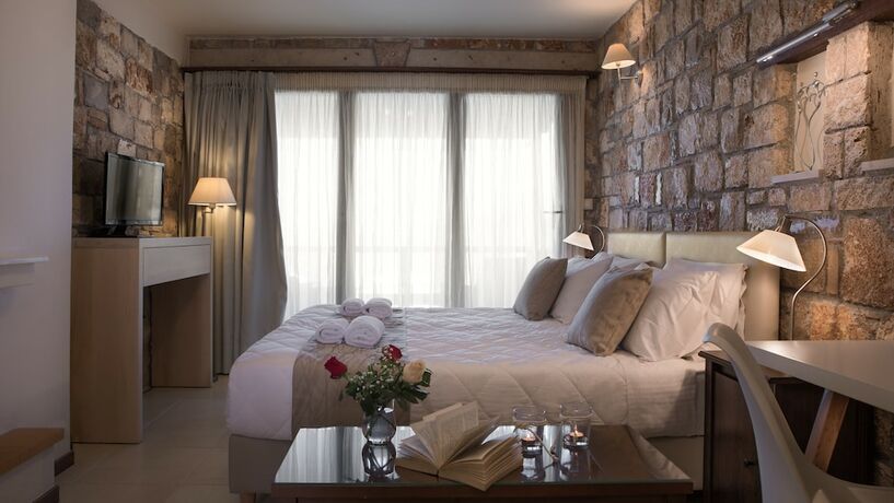 Imagen de la habitación del Hotel ENALIO Suites. Foto 14