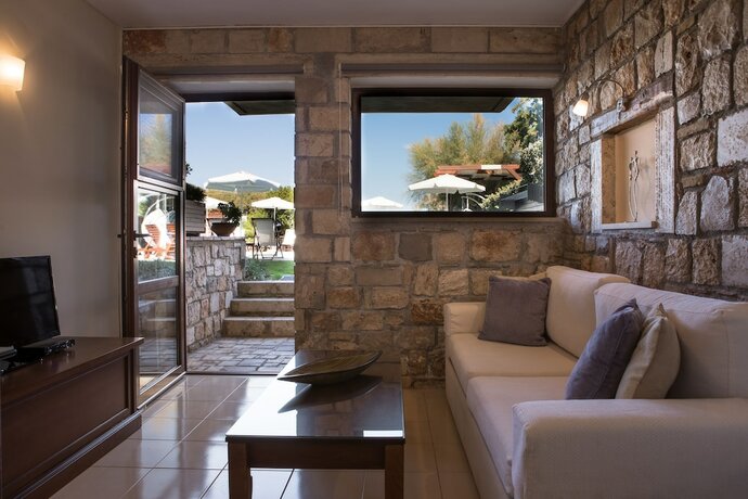 Imagen de la habitación del Hotel ENALIO Suites. Foto 18
