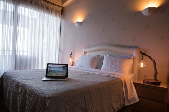 Imagen de la habitación del Hotel ENALIO Suites. Foto 19