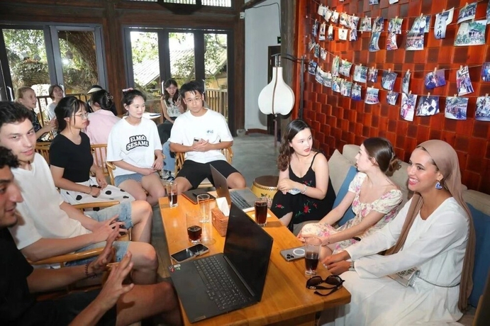 Imagen del bar/restaurante del Hotel ESGBihu Digital Nomad Cowork Colive Hub. Foto 4