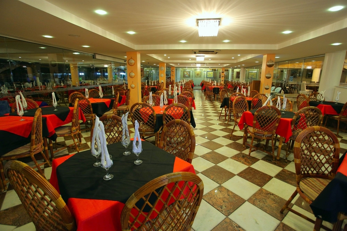 Imagen del bar/restaurante del Hotel ESMERALDA PRAIA. Foto 4