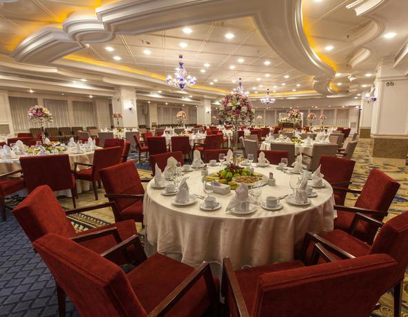 Imagen del bar/restaurante del Hotel ESPINAS PALACE. Foto 2