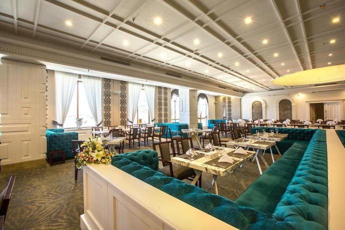 Imagen del bar/restaurante del Hotel ESPINAS PALACE. Foto 3