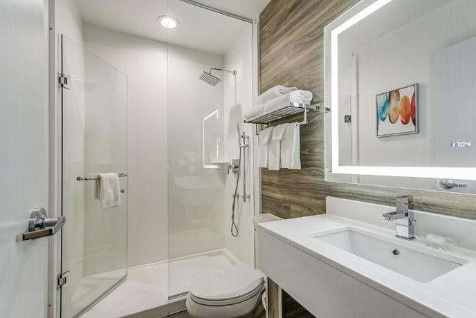 Imagen de la habitación del Hotel EST, Toronto. Foto 3