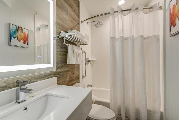 Imagen de la habitación del Hotel EST, Toronto. Foto 4