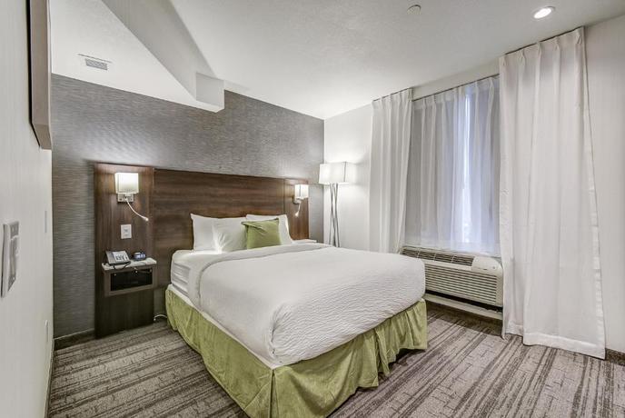 Imagen de la habitación del Hotel EST, Toronto. Foto 5