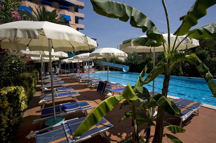 Imagen de la piscina del Hotel EUR. Foto 8
